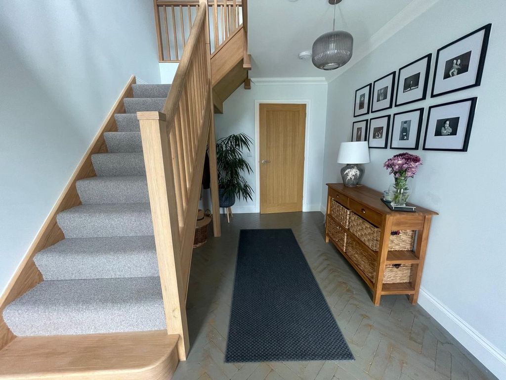 Property photo 2 of 27