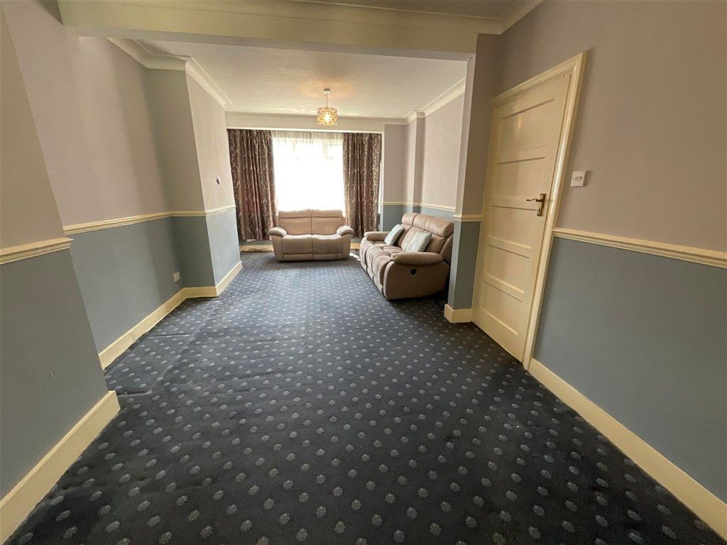 Property photo 3 of 12 Lounge