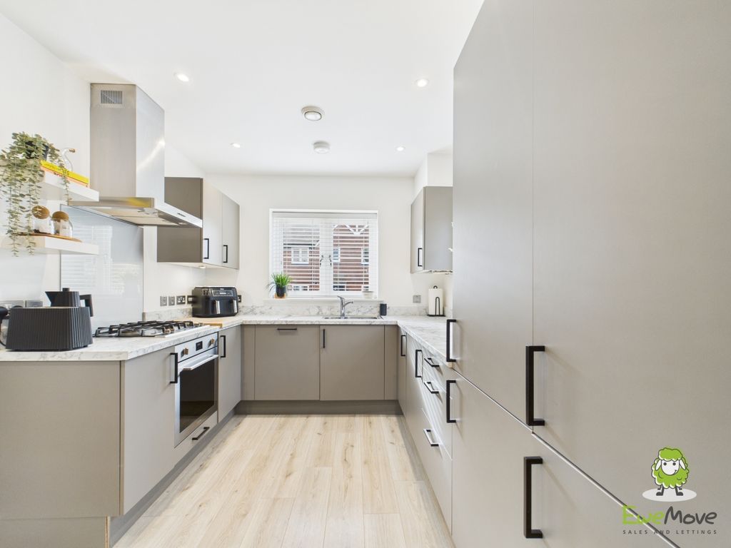 Property photo 2 of 28 Ewemove Estate Agents Basingstoke - Fishbourne Gar