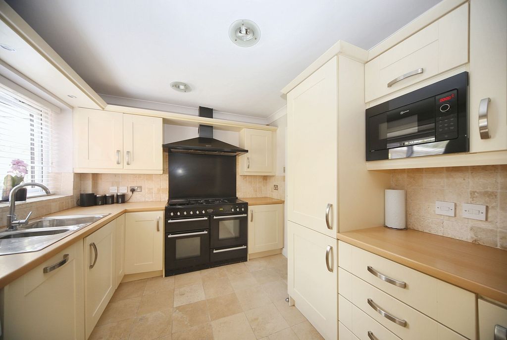 Property photo 3 of 27