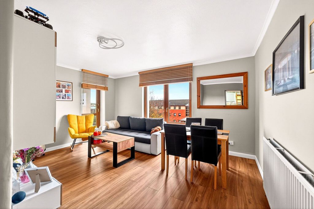 Property photo 2 of 34 Living Room