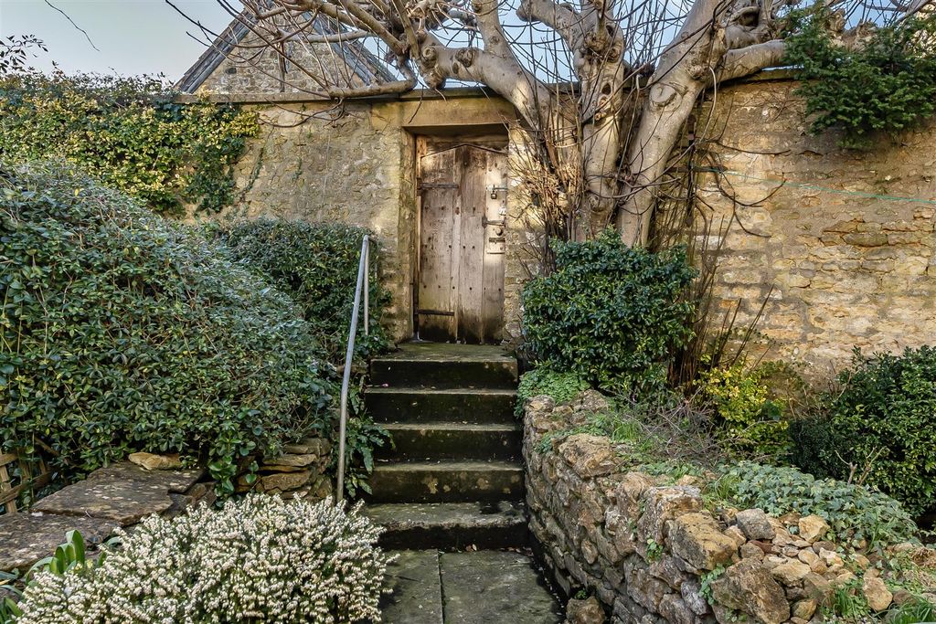 Property photo 3 of 29 Walled Garden