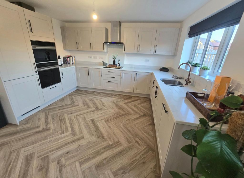 Property photo 3 of 28