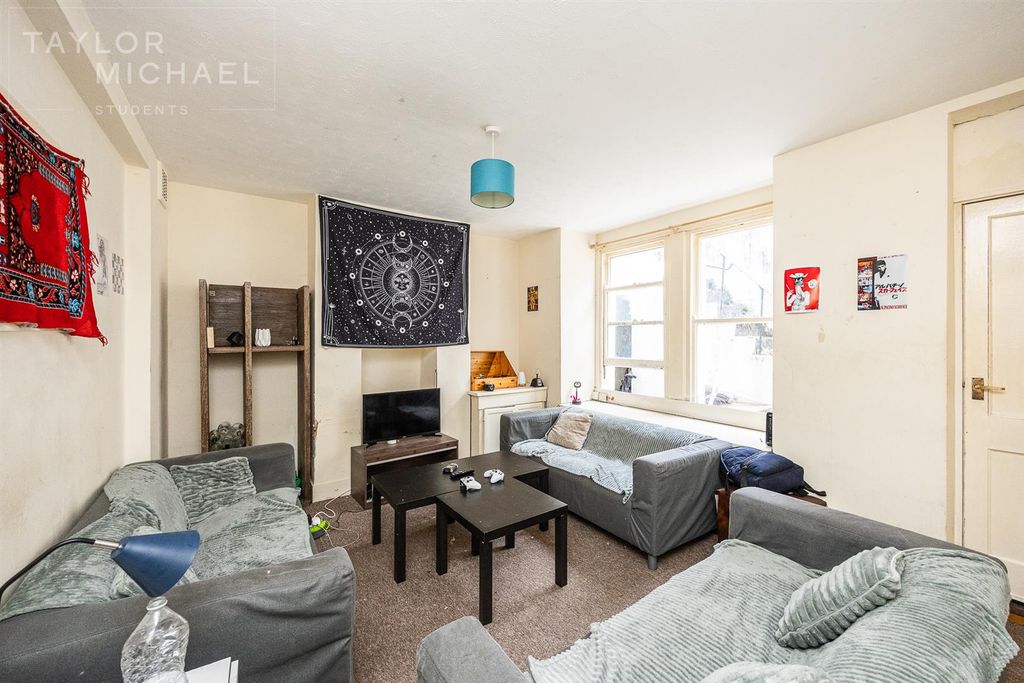 Property photo 1 of 10 Living Room