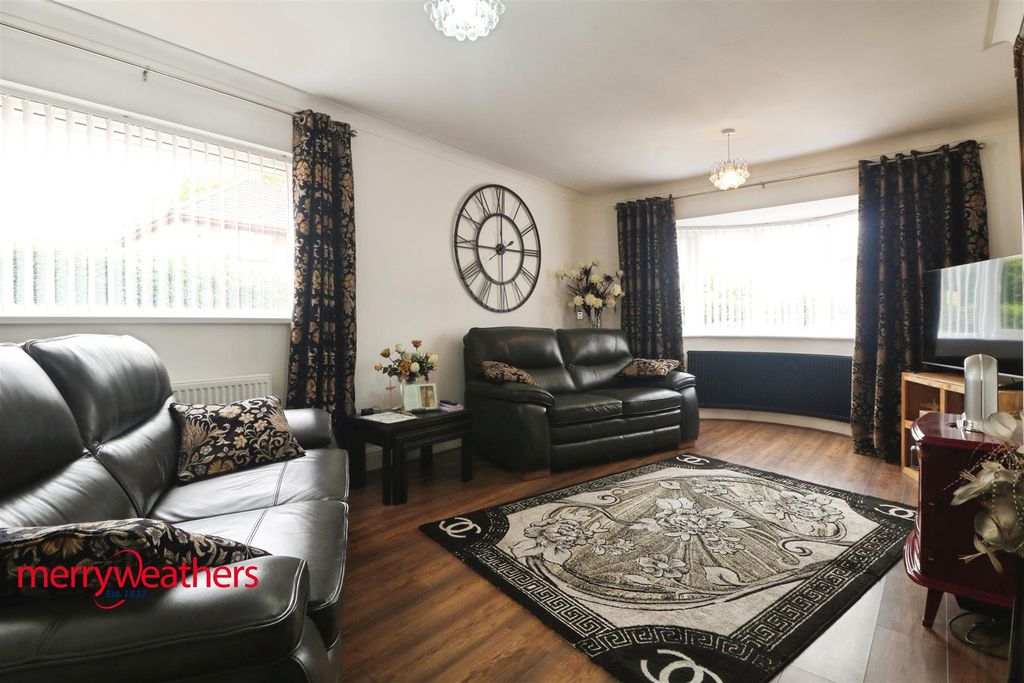 Property photo 3 of 13 Lounge