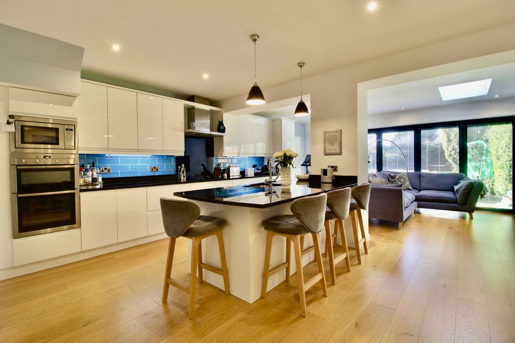 Property photo 3 of 33