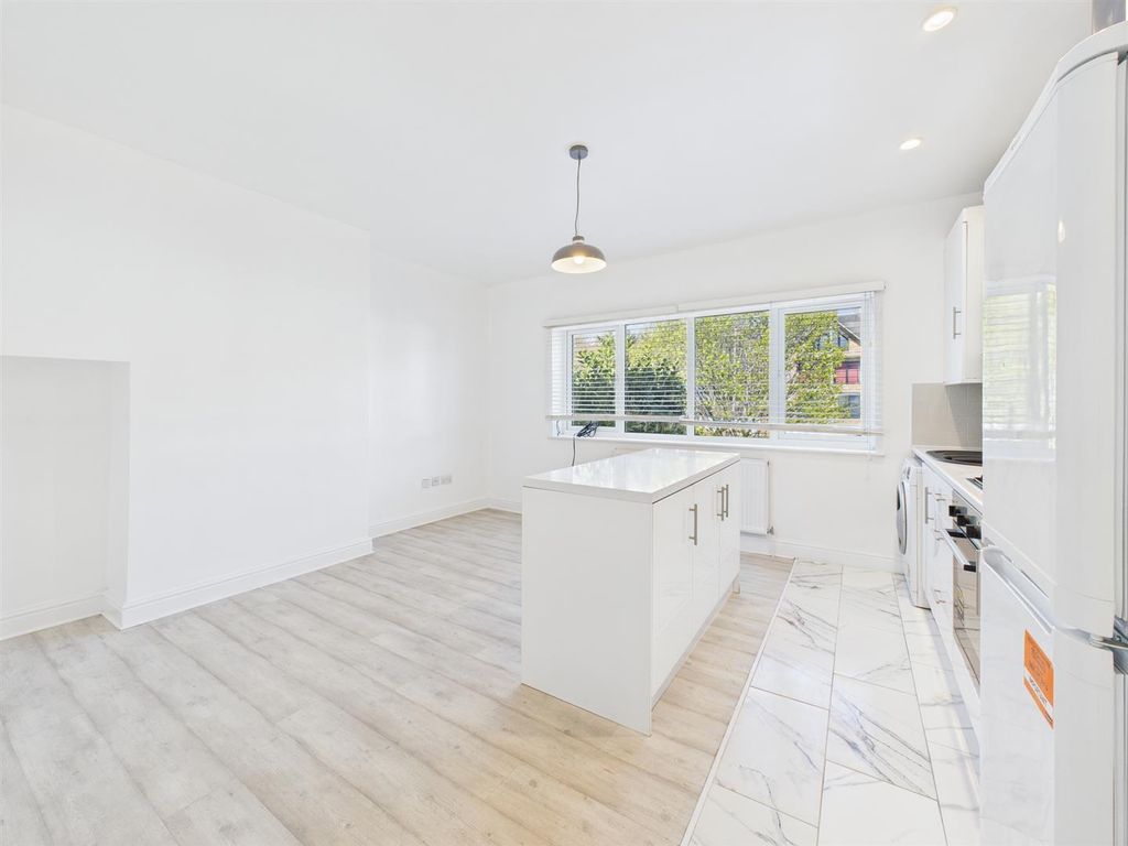 Property photo 3 of 14 Cam02885G0-Pr0352-Still001.Jpg