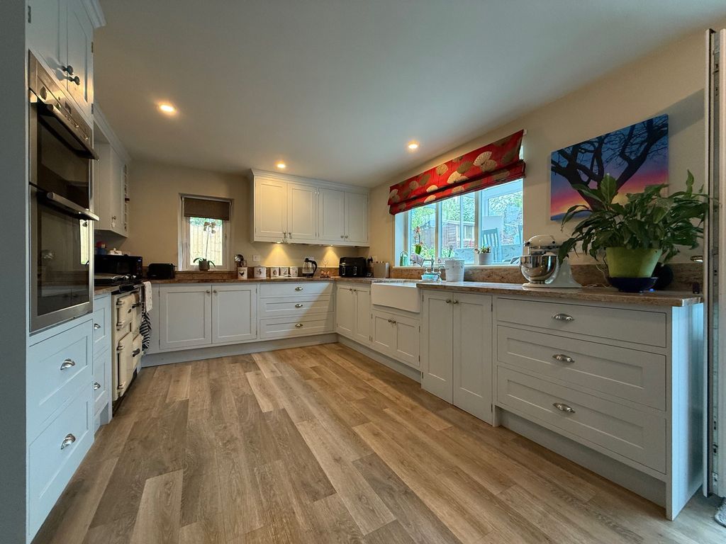 Property photo 2 of 19 Kitchen
