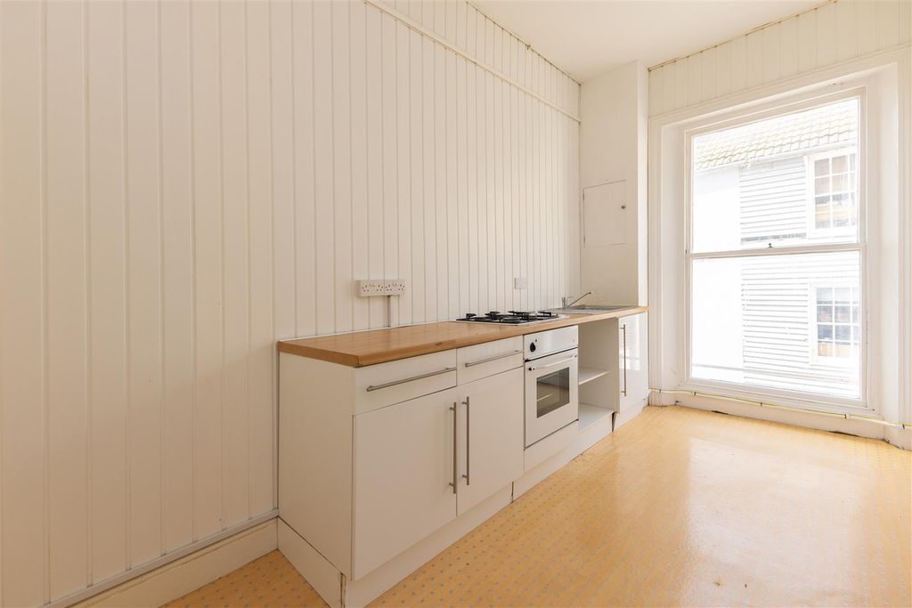 Property photo 3 of 11 Kitchen