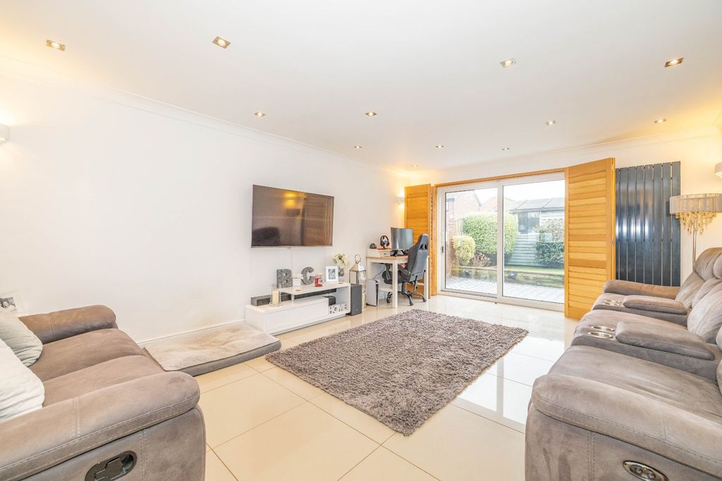 Property photo 3 of 18 Picture 3