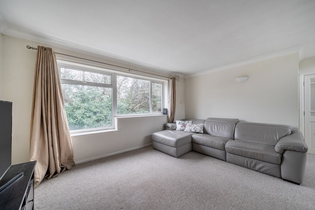 Property photo 2 of 14 1400973-15-697764...