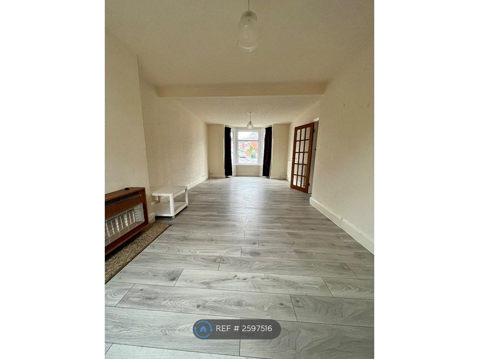 Property photo 3 of 16 Livingroom