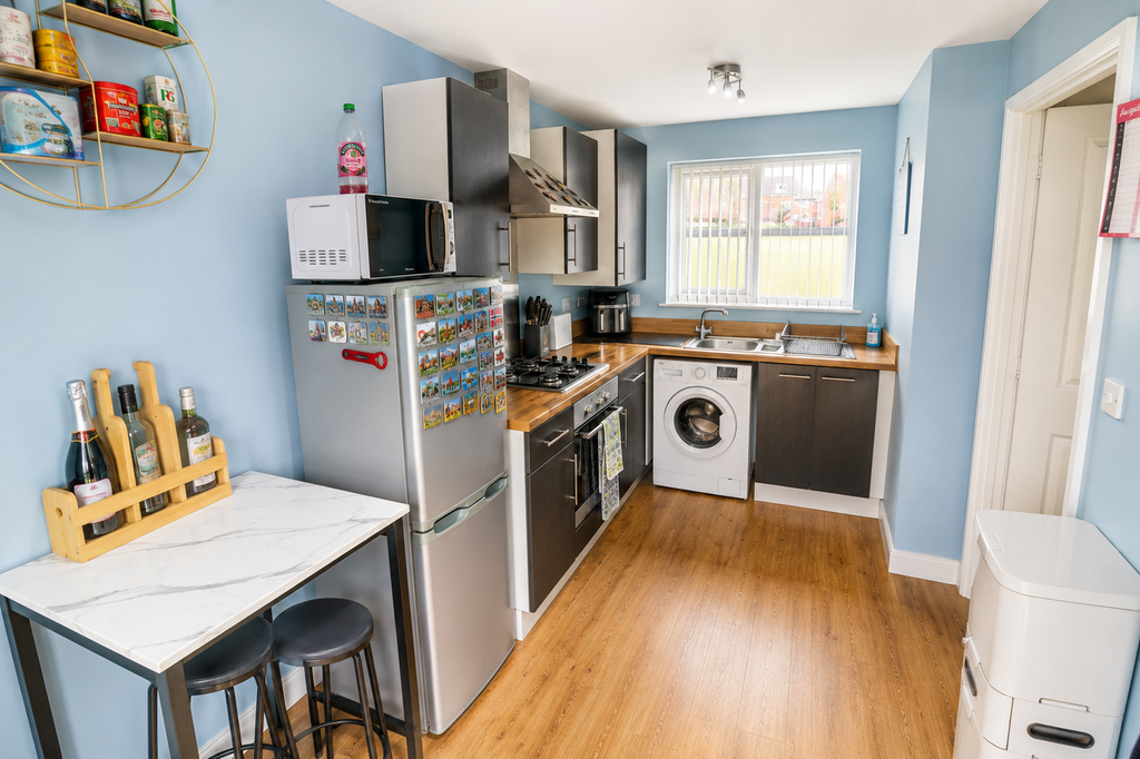 Property photo 3 of 11 Kitchen