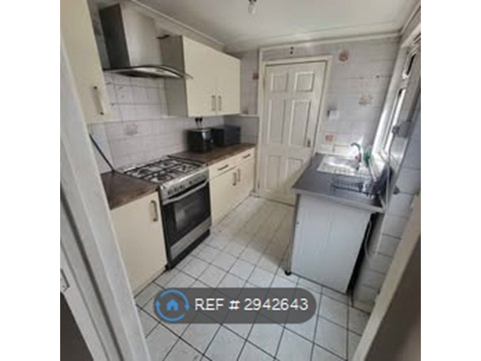 Property photo 2 of 10 Kitchen