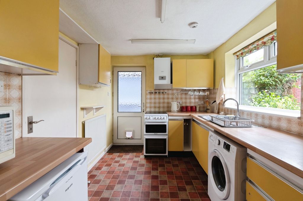 Property photo 3 of 17 Kitchen