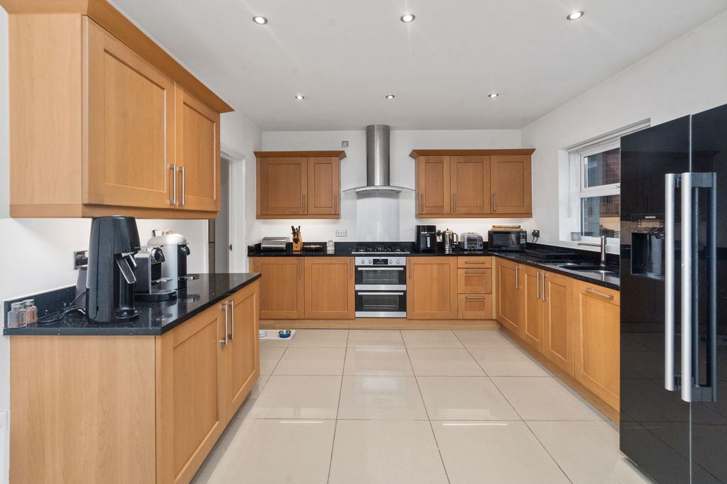 Property photo 2 of 33