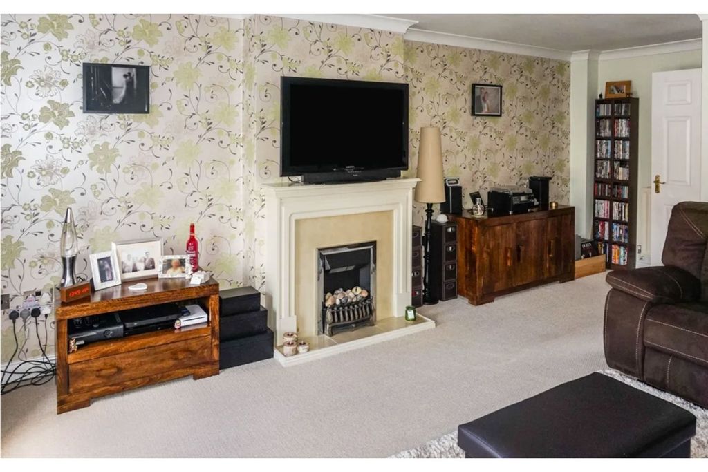 Property photo 3 of 17 Lounge