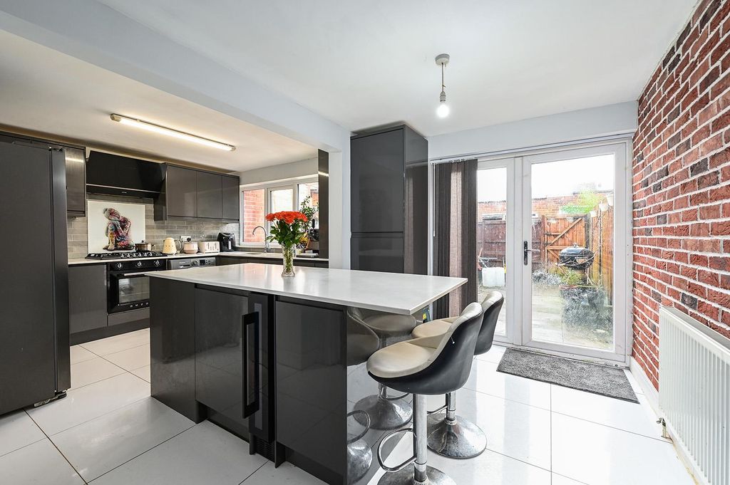 Property photo 2 of 15 Kennet Close