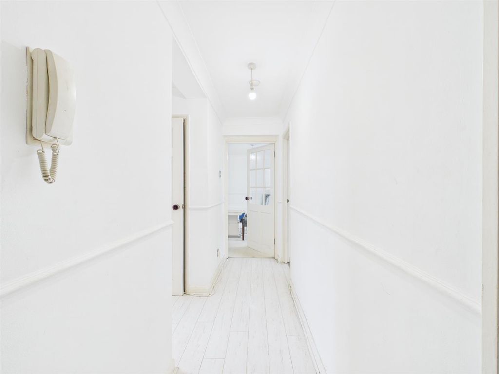 Property photo 3 of 10 Hall