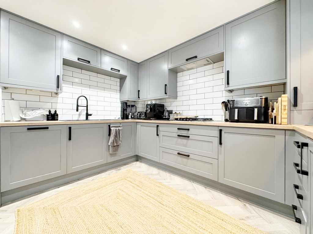 Property photo 3 of 31