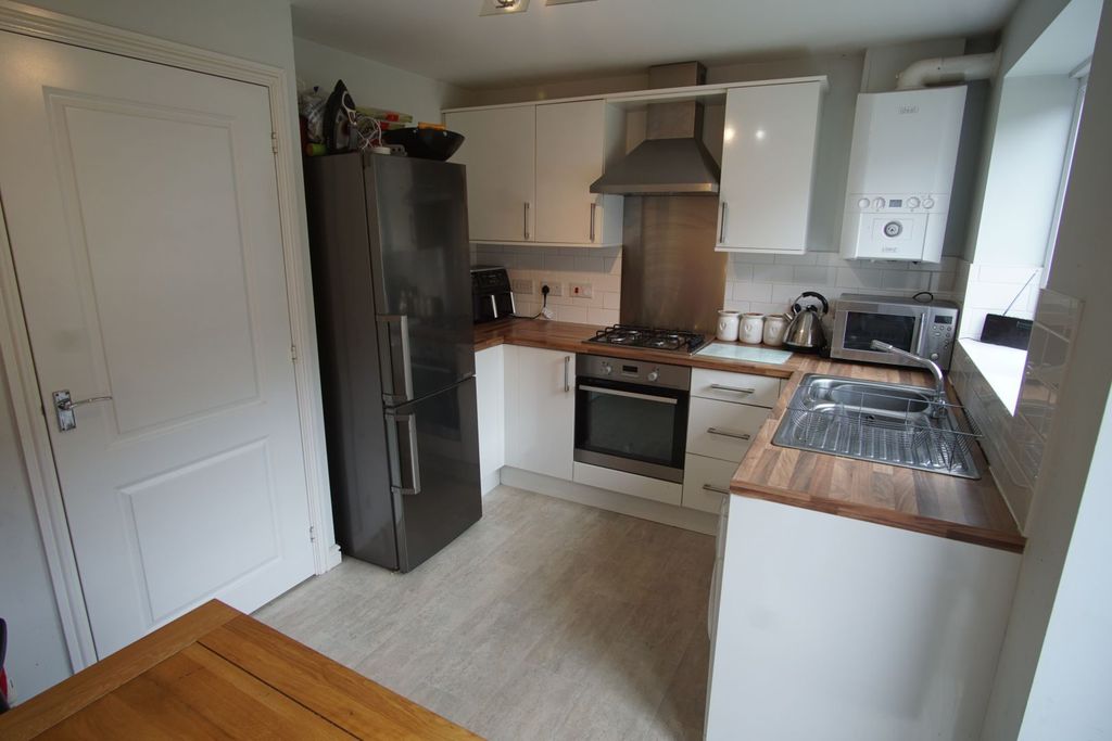 Property photo 3 of 12 Kitchen