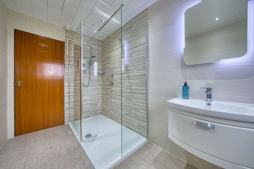 Property photo 3 of 23 Bathroom