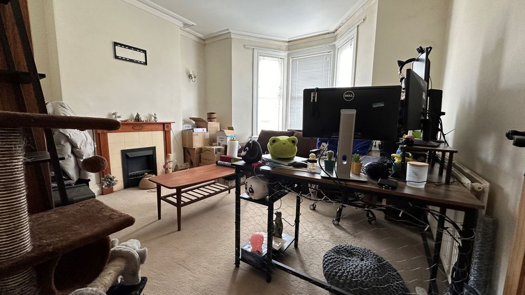 Property photo 3 of 11 Lounge