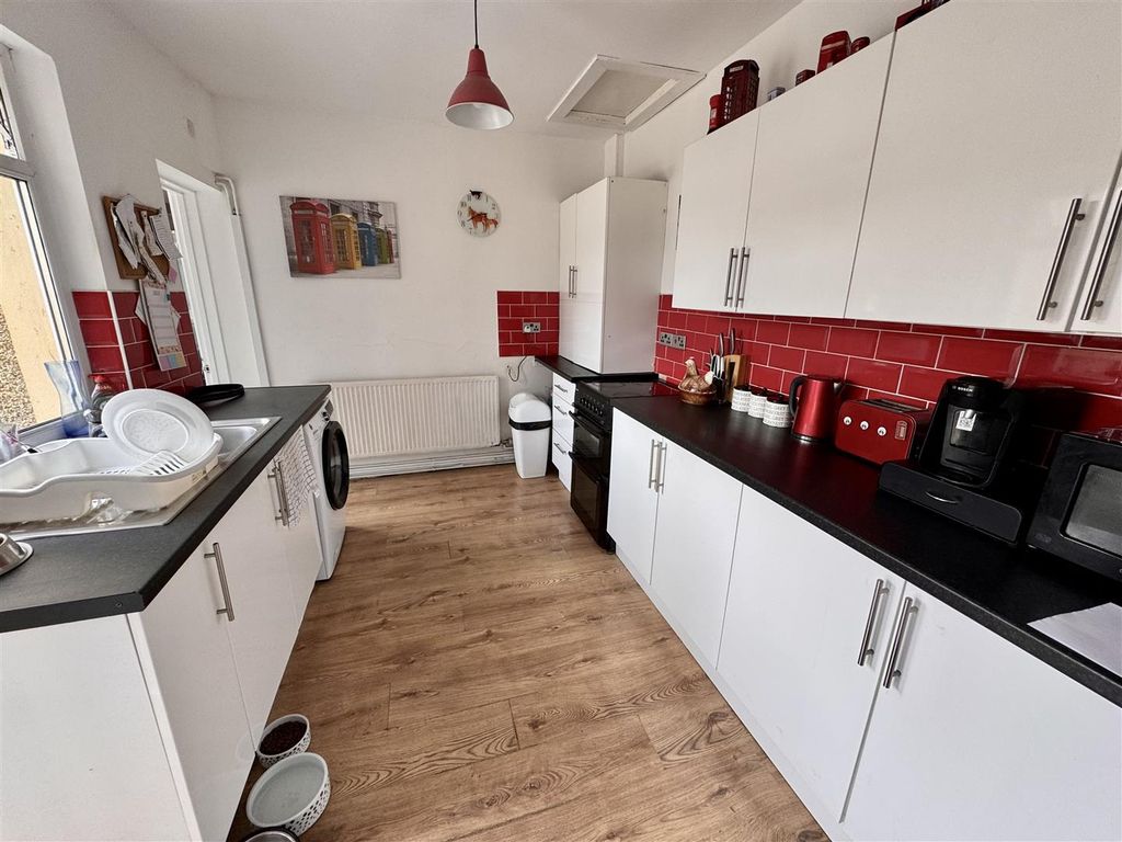 Property photo 3 of 12 Kitchen