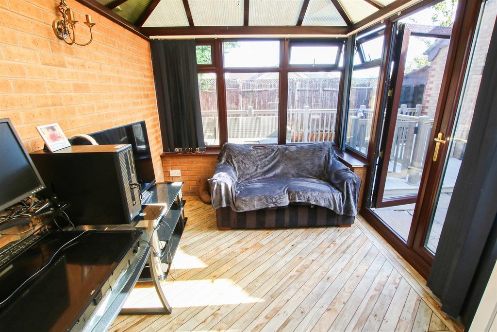 Property photo 3 of 17 Conservatory