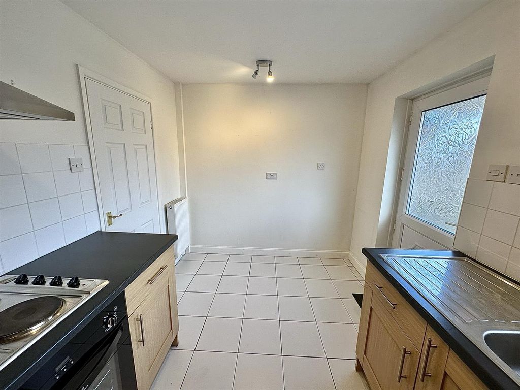 Property photo 3 of 12 Kitchen (2/2)