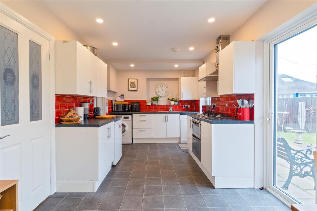 Property photo 3 of 20 Godden Road, Snodland25.Jpg