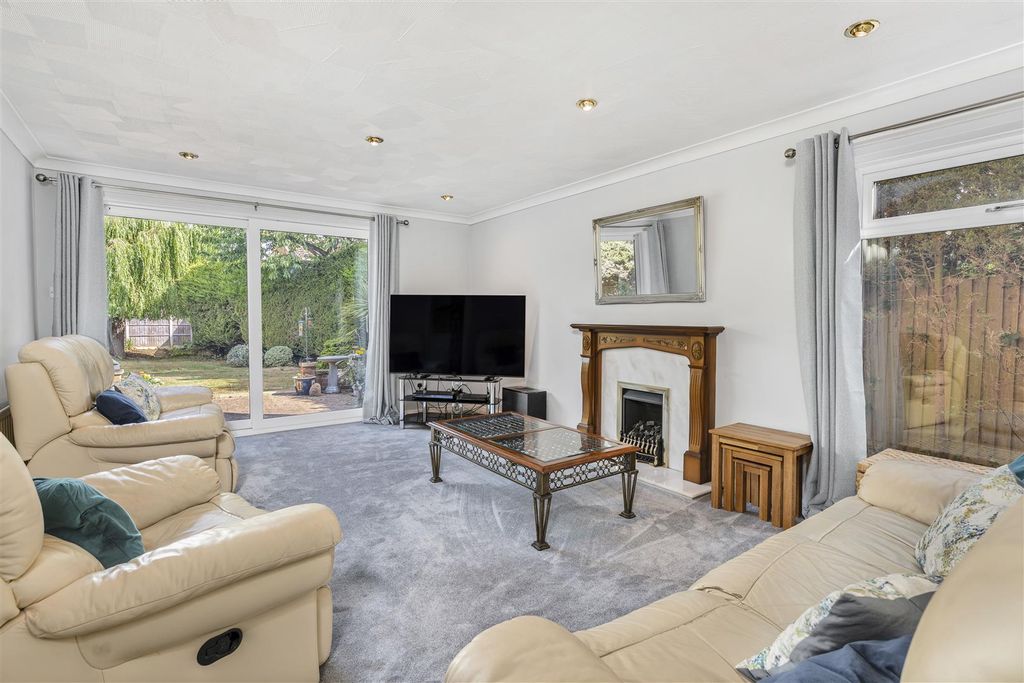 Property photo 3 of 17 8 Wheatley Close, Banbury-6.Jpg