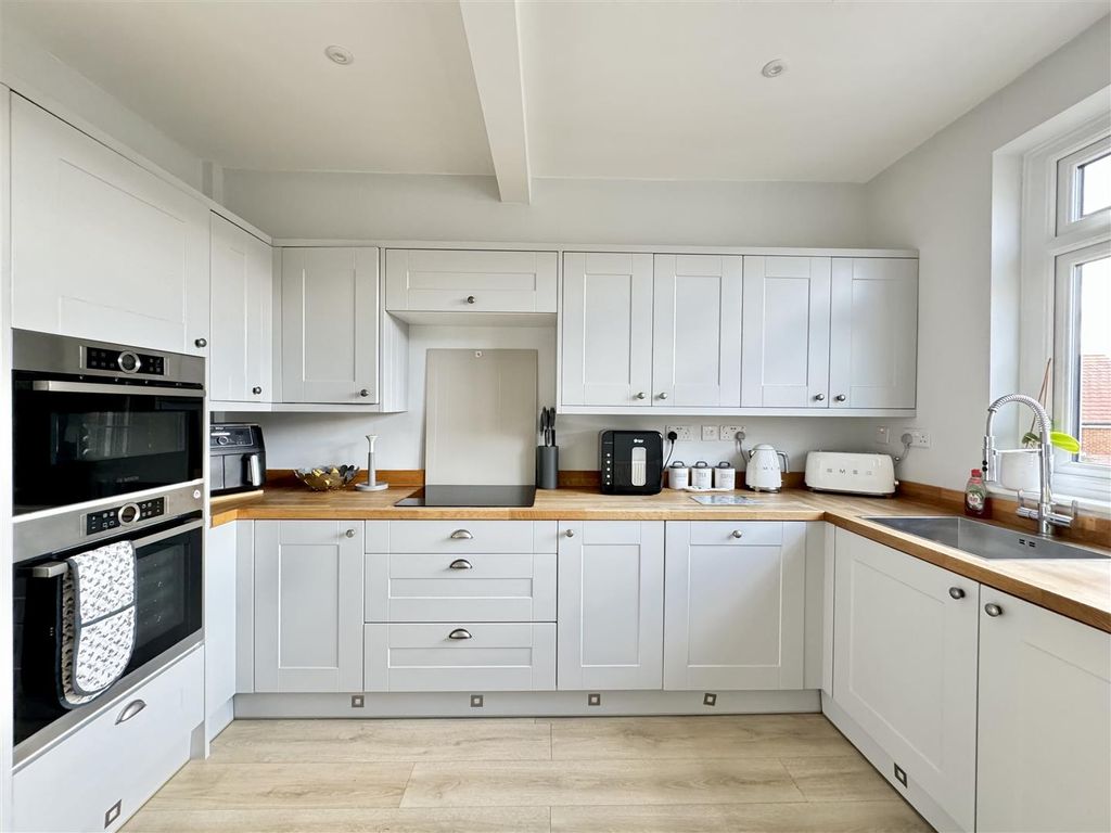 Property photo 3 of 27