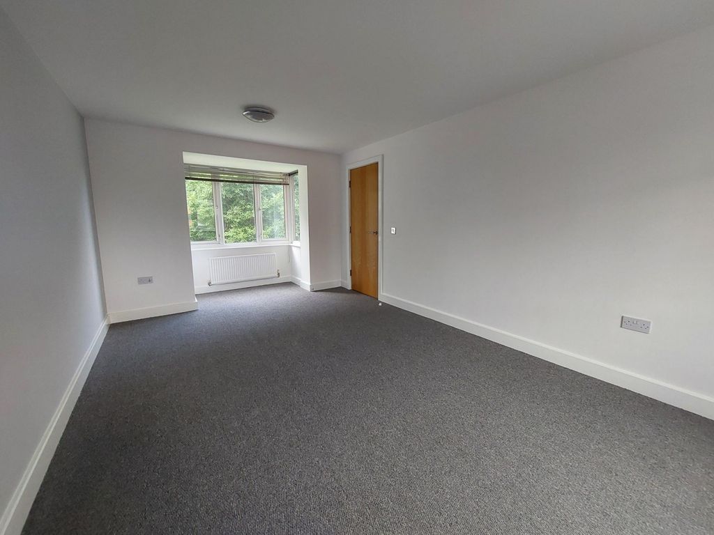 Property photo 1 of 17 Four Bedroom Town House With Private Parking