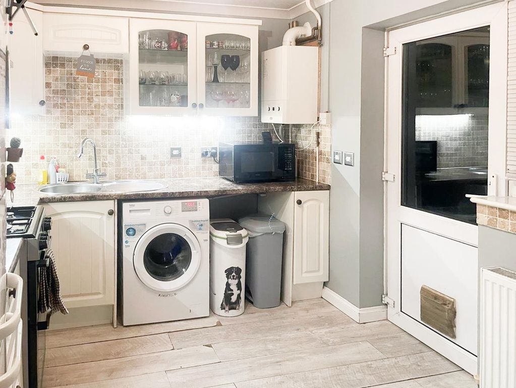 Property photo 2 of 7 Kitchen