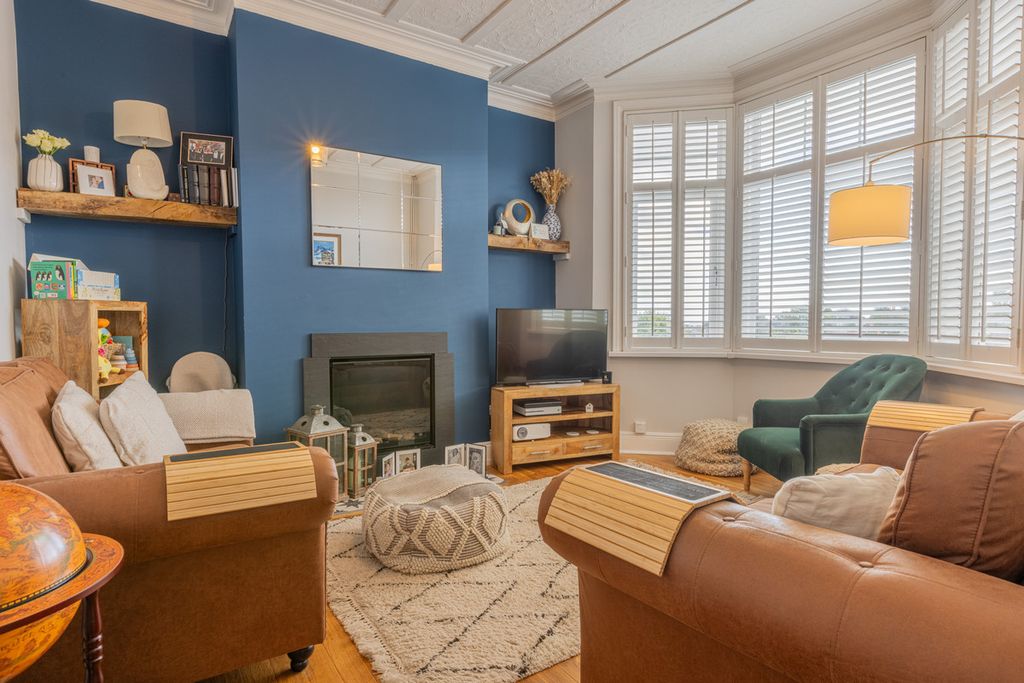 Property photo 2 of 32