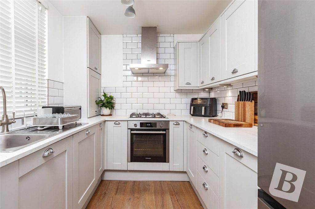 Property photo 3 of 12 Kitchen