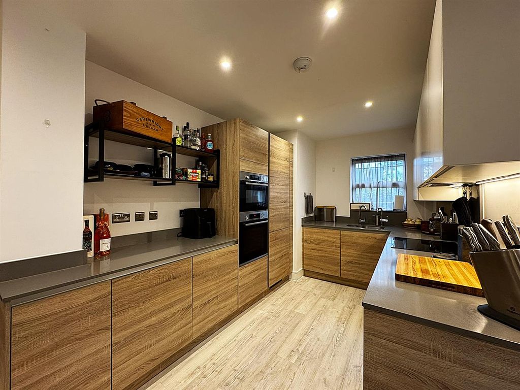 Property photo 3 of 16 Kitchen