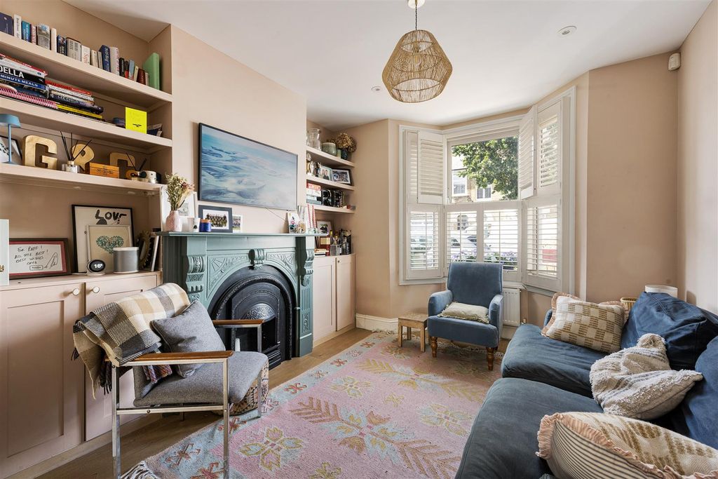 Property photo 2 of 34 The Crescent, E17