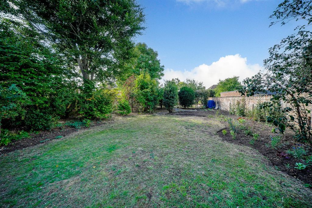 Property photo 3 of 35 176-London-Road-1005.Jpg