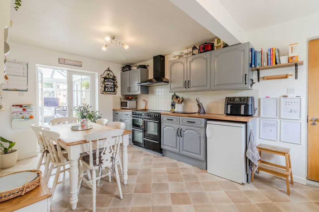 Property photo 3 of 19 Kitchen