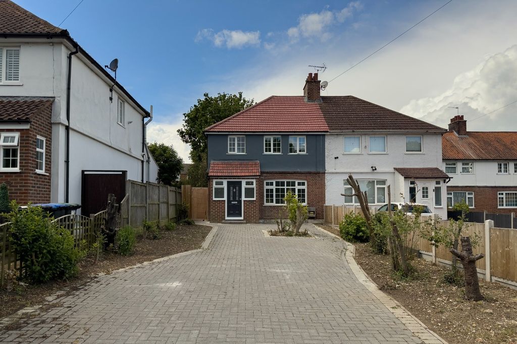 Property photo 1 of 24 3 Bed Semi-Detached House For Sale Worlds End Lane, London N21