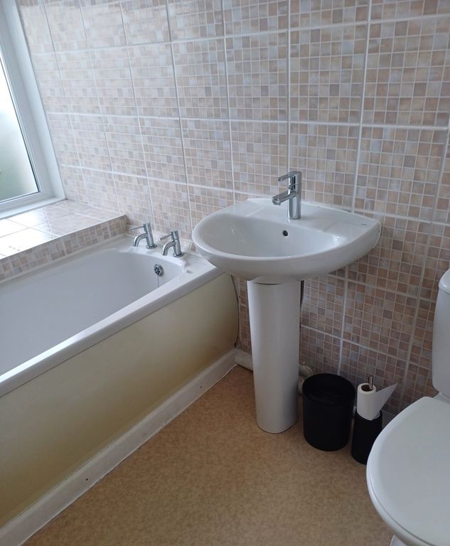 Property photo 3 of 10 Bathroom