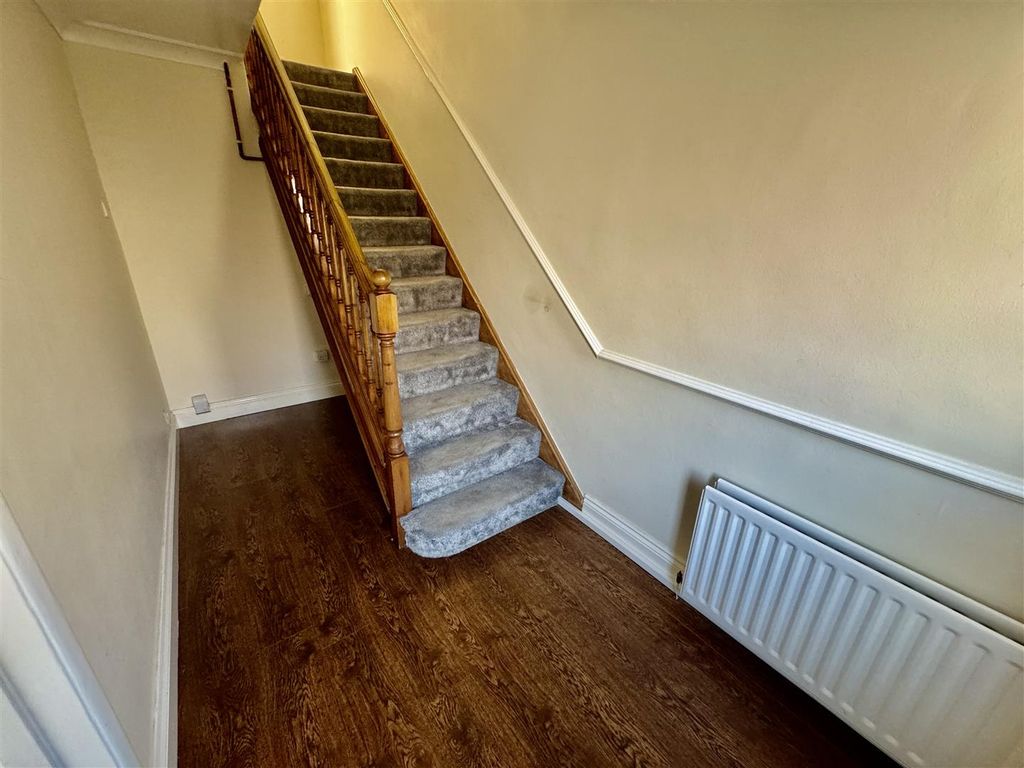 Property photo 2 of 11 Hallway