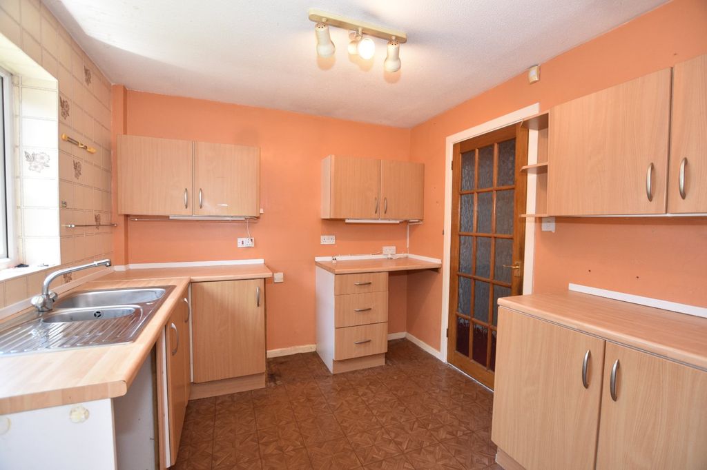 Property photo 3 of 11 Kitchen
