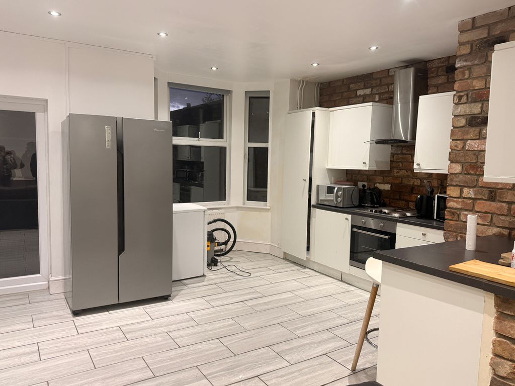 Property photo 2 of 7 Kitchen