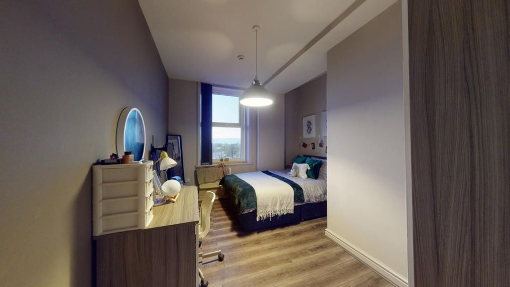 Property photo 2 of 11 A Spacious And Inviting Large Double Bedroom Featu...