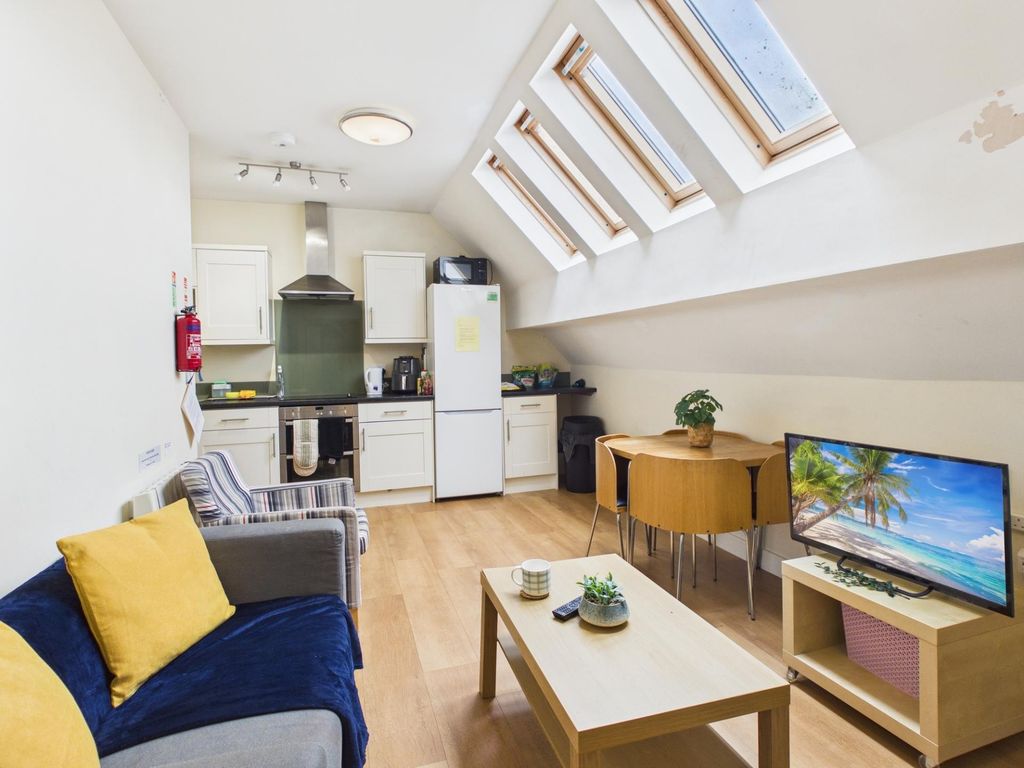 Property photo 3 of 27 Bright Open-Plan Living Space With A Compact Fitte...