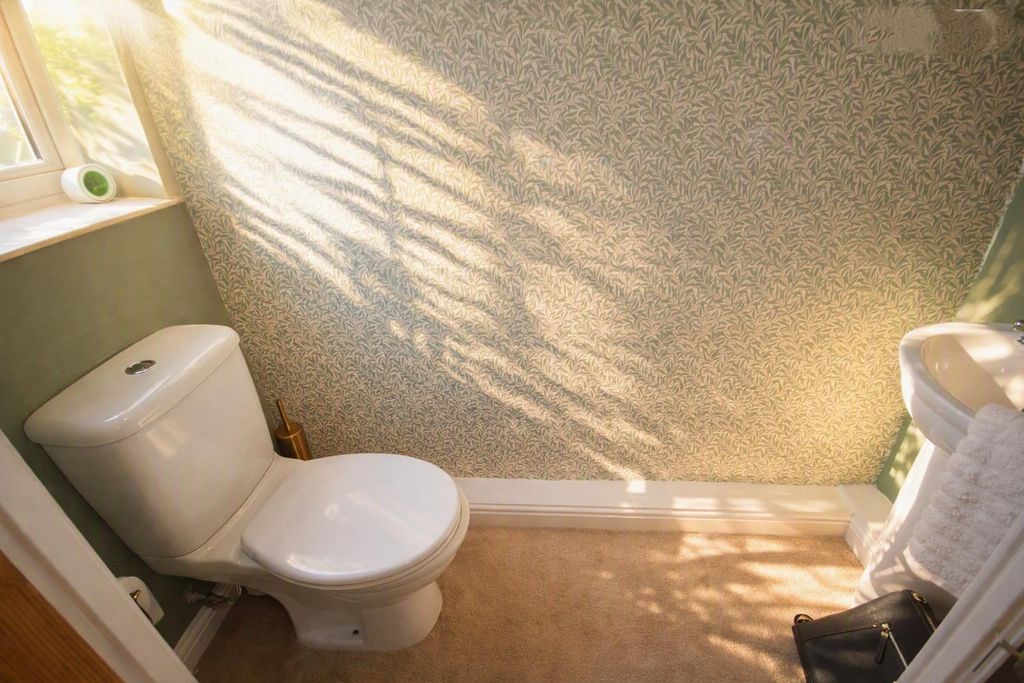 Property photo 3 of 13 Cloakroom
