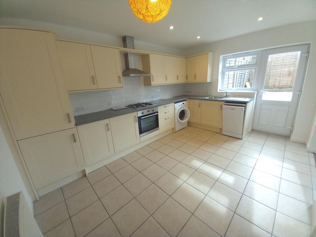 Property photo 2 of 10 Kitchen